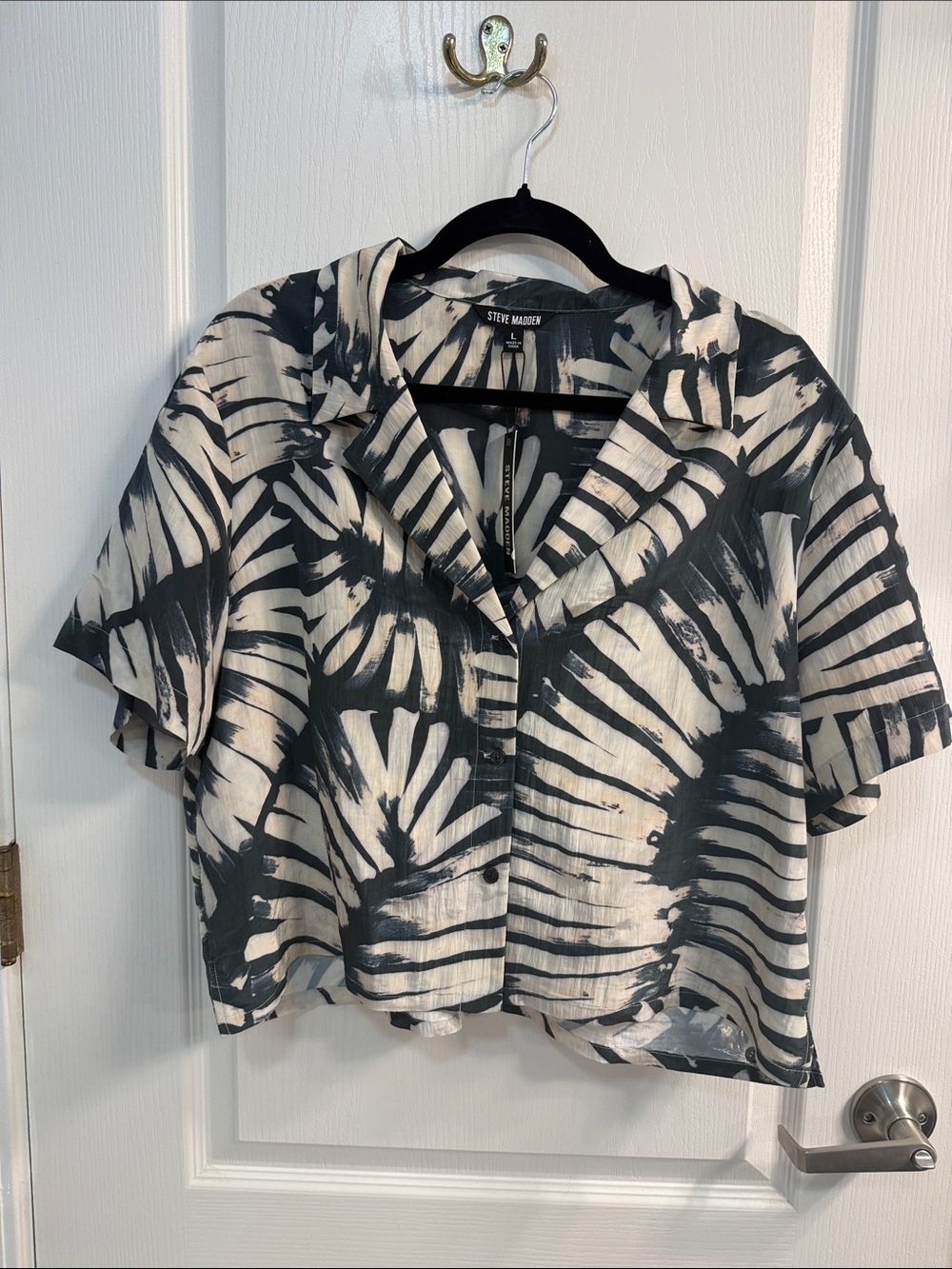 Steve Madden Black and White Cropped Button-Up Camp Top